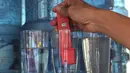 Pengecekan kandungan air yang diproses dengan Portable Water Treatment di Kantor PJT II, Jakarta, Jumat (9/11). Pengecekan dilakukan pada acara simbolis pelepasan bantuan untuk Palu dan Donggala. (Merdeka.com/Imam Buhori)