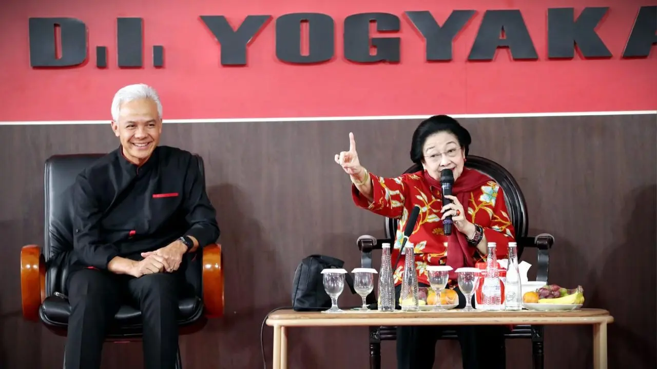 Ketua Umum PDI Perjuangan (PDIP) Megawati Soekarnoputri Bersama Ganjar Pranowo di Yogyakarta.