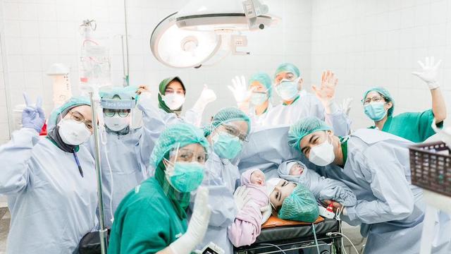 Dikaruniai Anak Kembar, Ini 6 Potret Guntur Triyoga Jadi Suami Siaga untuk Sang Istri