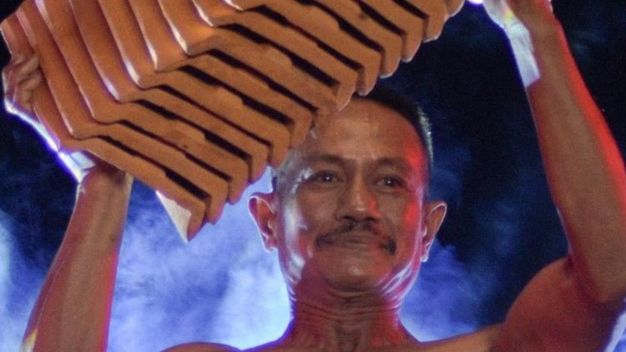 Para peserta, yang semuanya adalah pekerja genteng dari berbagai daerah di Majalengka itu menunjukkan keahlian dan kekuatan mereka dalam berbagai pose binaraga. Foto: Timur MATAHARI / AFP