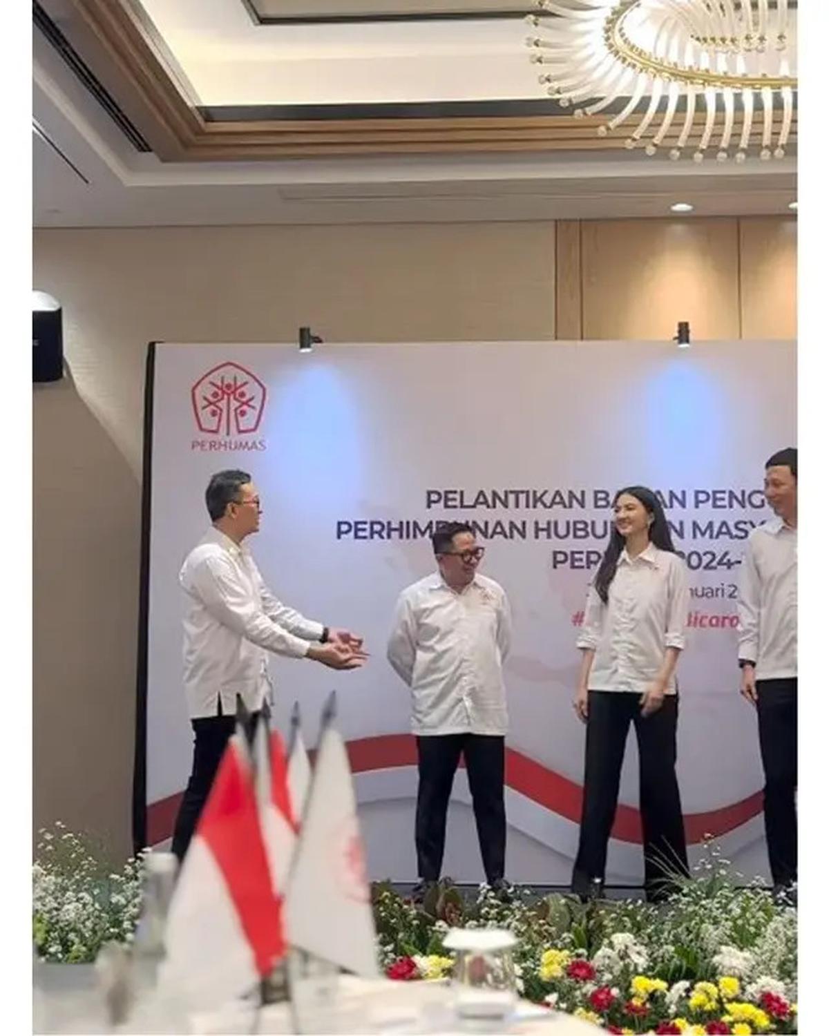 6 Pesona Raline Shah Kenakan Kemeja Putih Saat Dilantik Jadi Stafsus Menteri Komdigi
