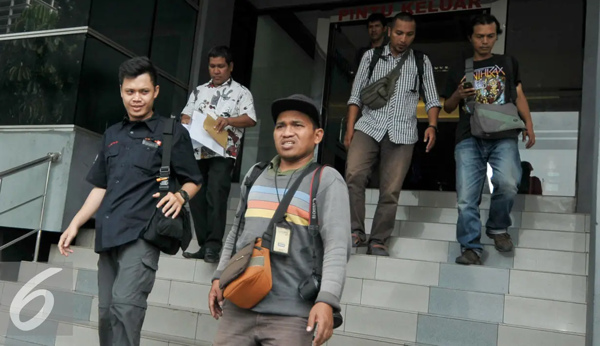 Sejumlah pewarta yang ikut melaporkan kasus hoax yang diunggah Akun facebook yang mengatasnamakan Eko Presetia di Polda Metro, Jakarta, Rabu (11/1). (Liputan6.com/Yoppy Renato)