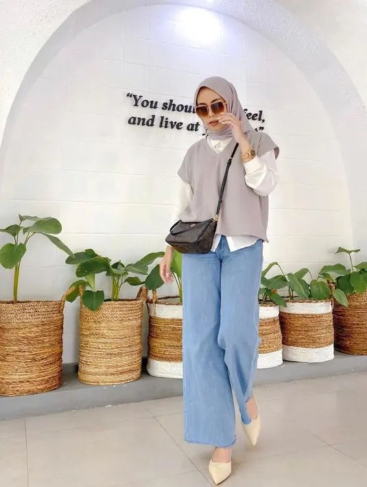 Jadi salah satu gaya andalan para hijabers, kombinasikan atasan kemeja dengan vest saat menggunakan celana kulot jeans. (Instagram/irennakristyn).