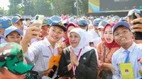 Khofifah berfoto bersama siswa peserta MPLS Jatim 2023. (Istimewa)