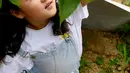 Seorang gadis memetik sejumlah ceri dalam festival ceri yang digelar di kawasan wisata Cherry Vale di Distrik Erqi, Zhengzhou, Provinsi Henan, China tengah, (6/5/2020). (Xinhua/Hao Yuan)
