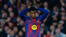 Pemain Barcelona, Alejandro Balde, tampak kecewa setelah laga melawan Atletico Madrid pada leg kedua Copa del Rey 2025/2026 di Stadion Camp Nou, Rabu (04/03/2026). (AP Photo/Joan Monfort)