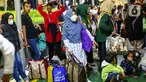 Pemudik pejalan kaki berada di gang way menuju kapal di Dermaga 3 Pelabuhan Merak, Cilegon, Banten, Sabtu (6/4/2024). (Liputan6.com/Angga Yuniar)