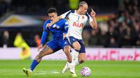 Reece James dari Chelsea, kiri, berebut bola dengan Xavi Simons dari Tottenham dalam pertandingan Liga Inggris antara Tottenham dan Chelsea di London, Sabtu, 1 November 2025. (John Walton/PA via AP)