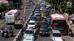 Bus Transjakarta Tanah Abang Explorer melintasi di Jalan KH. Mas Mansyur, Tanah Abang, Jakarta, Jumat (2/2). Hal ini berlangsung pascadiberhentikannya operasional Bus Transjakarta Tanah Abang Explorer oleh Pemprov DKI. (Liputan6.com/JohanTallo)