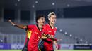 Pemain Timor Leste U-20, Luis Figo (kiri) melakukan selebrasi setelah mencetak gol ke gawang Timnas Indonesia U-20 pada laga Grup F Kualifikasi Piala Asia U-20 2025 di Stadion Madya, Senayan, Jakarta, Jumat (27/09/2024). (Bola.com/Bagaskara Lazuardi)