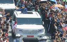 FOTO: Dari Atas Garuda Putih, Presiden Prabowo Panas-panasan Sapa Warga yang Padati Jalanan Menuju Istana Merdeka