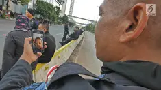 Seorang anggota Brimob melakukan panggilan video dengan anaknya disela penjagaan di kawasan MH Thamrin, Jakarta, Jumat (24/5/2019). Usai kerusuhan 22 Mei 2019, penjagaan di kawasan jalan MH Thamrin sampai Jumat, 24 Mei 2019 masih terus dilakukan oleh aparat kepolisian. (Liputan6.com/Herman Zakharia)