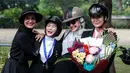 Selebritas Indonesia, Shireen Sungkar (kiri), Melody Laksani (kedua kiri), Zaskia Sungkar (kedua kanan), dan Raya Kohandi berfoto bersama saat mengikuti cabang olahraga berkuda nomor show jumping Turnamen Olahraga Selebriti Indonesia (TOSI) Season 3 yang berlangsung di Arthayasa Stable, Depok, Jawa Barat, Jumat (01/11/2024). (Bola.com/Bagaskara Lazuardi)