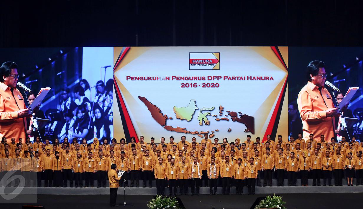 Oesman Sapta mengukuhkan Pengurus DPP Partai Hanura 2016 - 2020 saat Pelantikan Dewan Pimpinan Pusat Partai Hati Nurani Rakyat (Hanura) tahun 2016 - 2020 di Sentul International Convention Centre, Bogor, Rabu (22/02). (Liputan6.com/Johan Tallo)