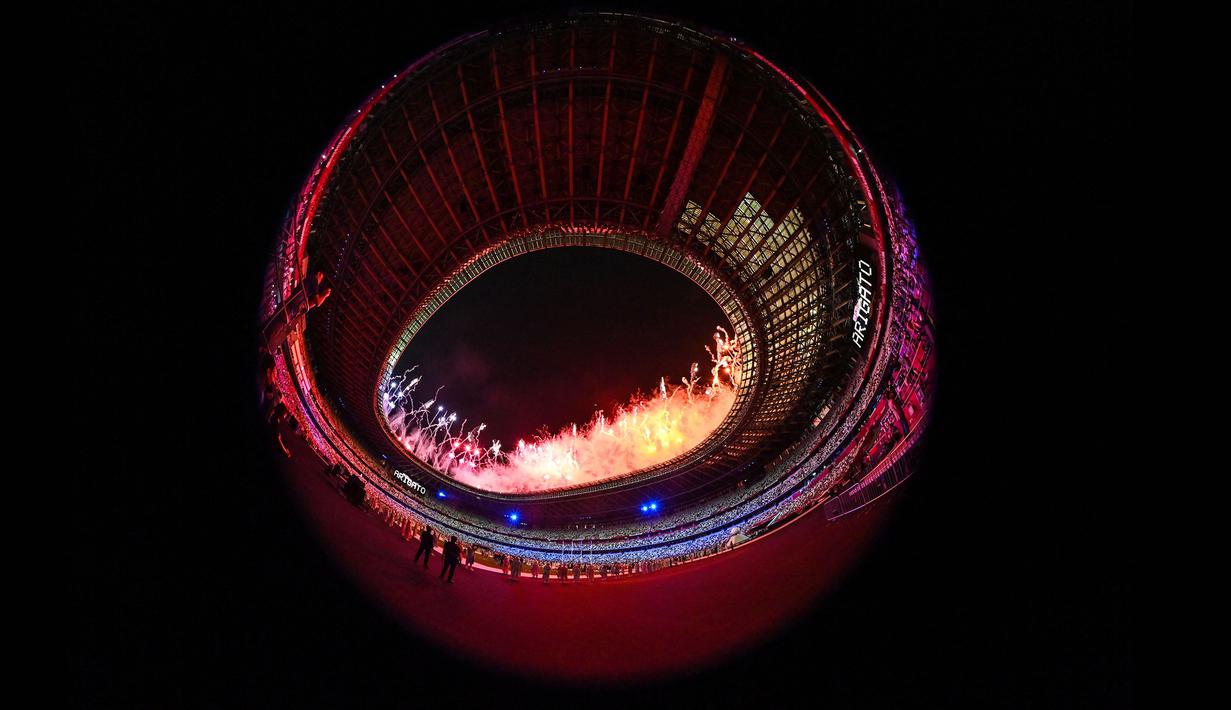 Kembang api di sekitar Stadion Olimpiade saat upacara penutupan Olimpiade Tokyo 2020, Tokyo, pada 8 Agustus 2021. (AFP/Adek Berry)
