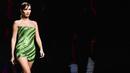 Model Bella Hadid berjalan di catwalk memeragakan busana Women Fall - Winter 2020 koleksi Versace di Milan, Italia (21/2/2020). Milan Fahsion Week berlangsung pada tanggal 18 Februari hingga 24 Februari. (AFP/Miguel Medina)