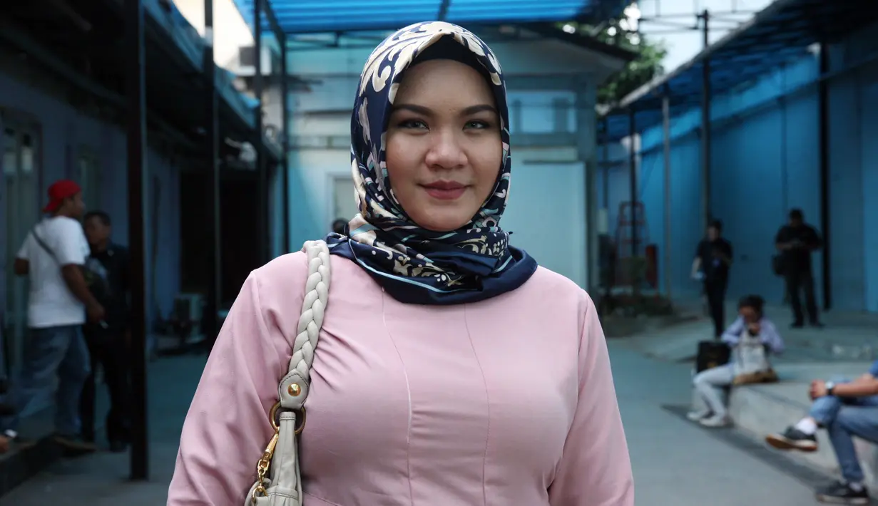 Nampaknya, lagu Sayang yang ditulis dan dinyanyikan yang diunggah ke Instagram itu tak bisa meluluhkan Georgia. Lantas seperti apa komentar Georgia terkait lagu yang intinnya agar dia kembali tersebut. (Nurwahyunan/Bintang.com)