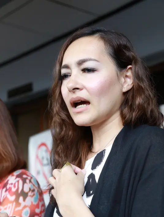 Dewi Rezer juga membantah bahwa pria bule yang sering berfoto dengannya menjadi penyebab rumah tangganya. Bahkan, ia menganggap wajar setelah gagal rumah tangganya kembali menjalin dengan pria lain. (Galih W. Satria/Bintang.com)