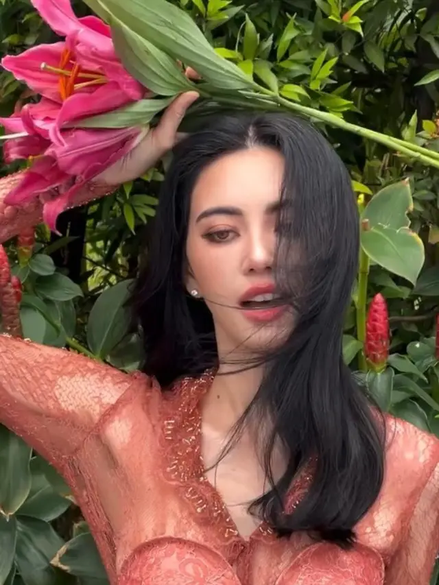 6 Gaya Melokal Aktris Thailand Davika Hoorne Pakai Kebaya sambil Makan Jajanan Pasar saat Tiba di Jakarta