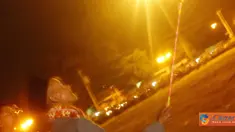 Seorang kakek beserta cucunya meriahkan takbiran 1 syawal 1432 H dengan bermain kembang api di area alun-alun Yogyakarta.
