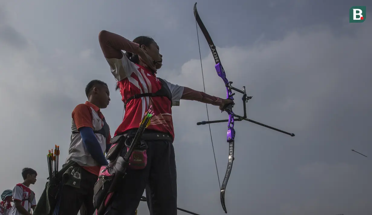 Para pepanah bersiap melepas anak panah saat pemusatan latihan jelang Asian Games XVIII di Lapangan Panahan Senayan, Jakarta, Rabu (6/6/2018). Cabang panahan menargetkan satu medali emas pada Asian Games. (Bola.com/Vitalis Yogi Trisna)