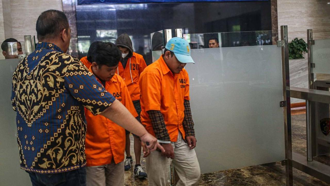 "Dari 11 orang ini tentunya ada satu orang koordinator dan 10 yang membantu operasional," jelas Dani.<br>