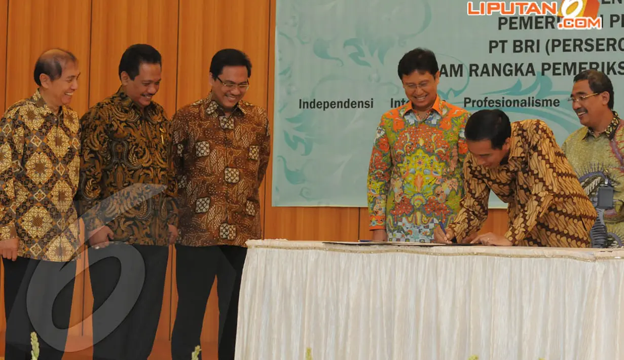   Jokowi melakukan penandatanganan nota kesepakatan disaksikan Ketua BPK Hadi Poernomo, Jakarta, Rabu (16/4/2014) (Liputan6.com/Herman Zakharia).