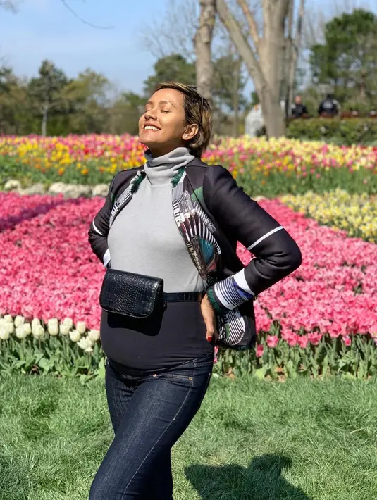 Kimmy Jayanti yang sudah berkecimpung di dunia model selama belasan tahun ini ingin membagikan ilmunya kepada orang banyak. Karena itu ia mendirikan sekolah modeling dengan menggunakan namanya sendiri. (Liputan6.com/kimmyjayanti)