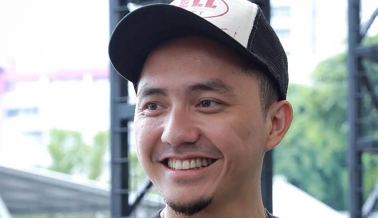 Dalam melakukan aktifitas kesehariannya, Omesh sering menggunakan sepeda motor. Segala sesuatu perlengkapan telah disiapkan demi keselamatan dalam berkendara, termasuk saat menjalani touring. (Galih W. Satria/Bintang.com)