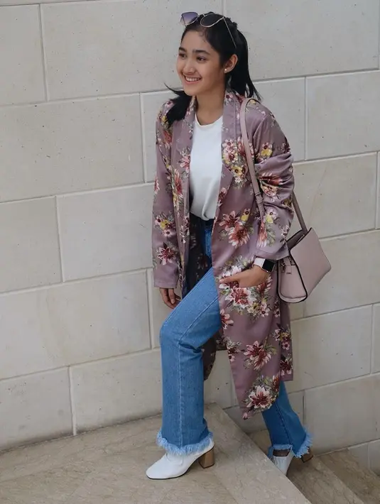Aktris cantik yang satu ini tampak sering memakai outer untuk paduan gaya berbusananya. Untuk kali ini Syifa memakai outer bermotif bunga-bunga untuk paduan celana denim dan kaus putih. (Instagram/cutsyifaa)