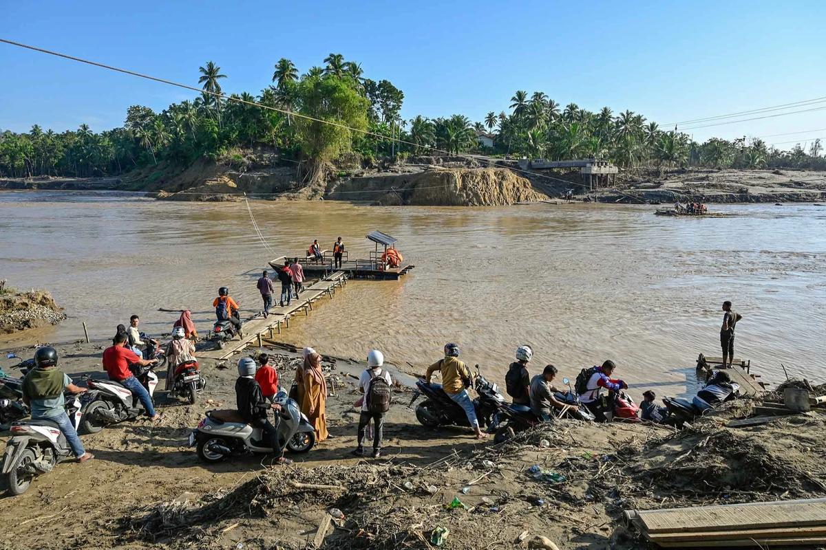 FOTO: Rakit Mandiri Jadi Akses Warga Pasca Putusnya Jembatan Ulee Jalan