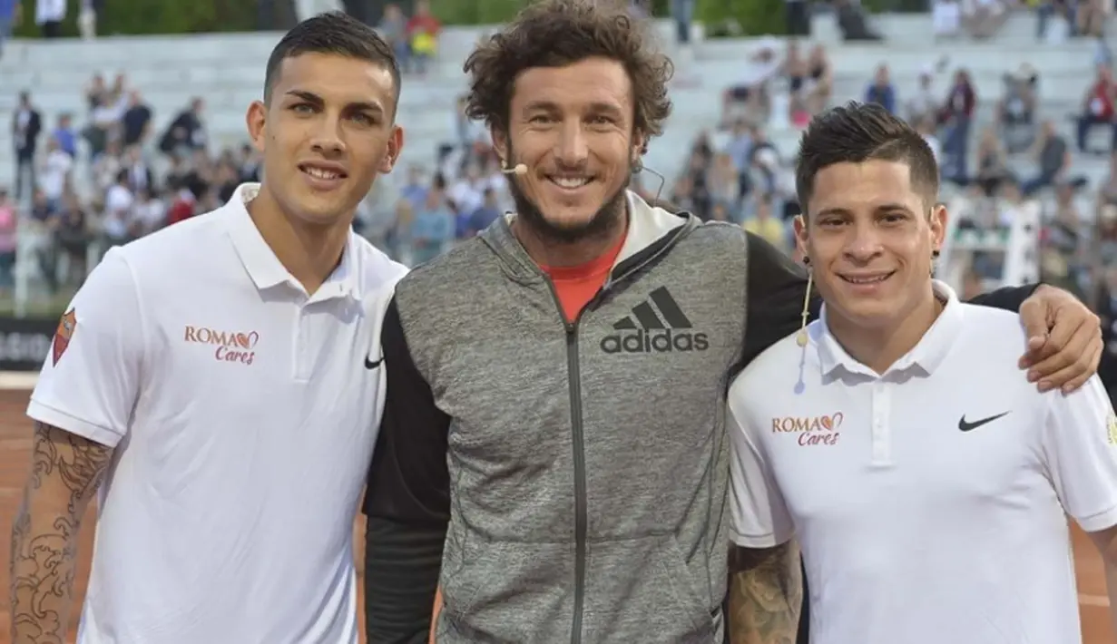 Leandro Paredes, dan Juan Manuel Iturbe berpose dengan petenis Juan Monaco (tengah). (www.asroma.it)