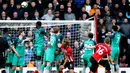 Pemain Southampton James Ward-Prowse (dua kanan) mencetak gol ke gawang Tottenham Hotspur lewat tendangan bebas dalam lanjutan Liga Inggris pekan ke-30 di St Mary's Stadium, Southampton, Sabtu (9/3). (Andrew Matthews/PA via AP)