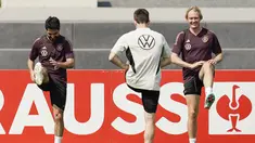 Pemain Timnas Jerman, Ilkay Gondogan (kiri) dan Julian Brandt menghadiri sesi latihan tim menjalang laga persahabatan kontra Kolombia, di Frankfurt, Jerman, Senin (19/6/2023). (Uwe Anspach/dpa via AP)
