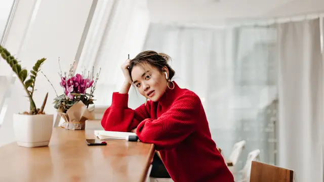 wanita desember baju merah kafe