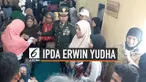 Jenazaj Ipda Erwin, polisi yang dibakar saat mengamankan demo mahasiswa di DPRD Cianjur tiba di kediaman. Ipda erwin menderita luka bakar 64 persen dan sempat 2 minggu dirawat di RS Polri.