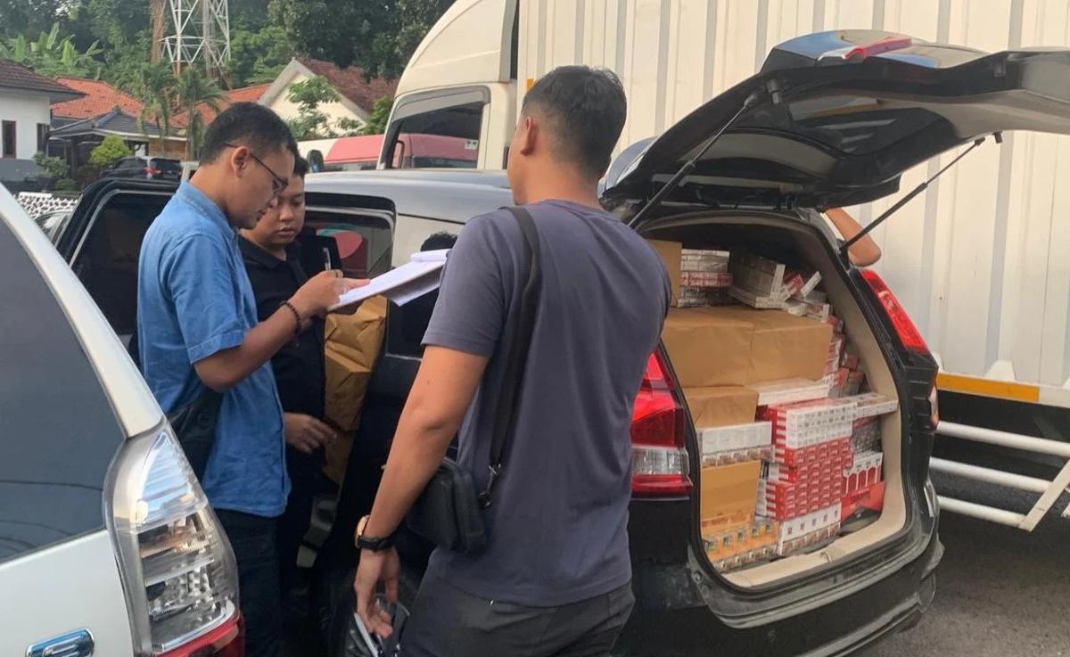 TNI AL Gagalkan Penyelundupan Ratusan Bal Rokok Ilegal di Madura