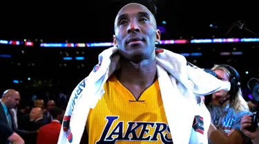 Pemain Los Angeles Lakers, Kobe Bryant bersedih usai pertandingan antara Lakers melawan Utah Jazz di Staples Center, AS, (13/4). Di akhir karirnya, Kobe menelan pil pahit harus kalah dari Utah Jazz dengan skor 101-96. (Robert Hanashiro-USA TODAY Sports)