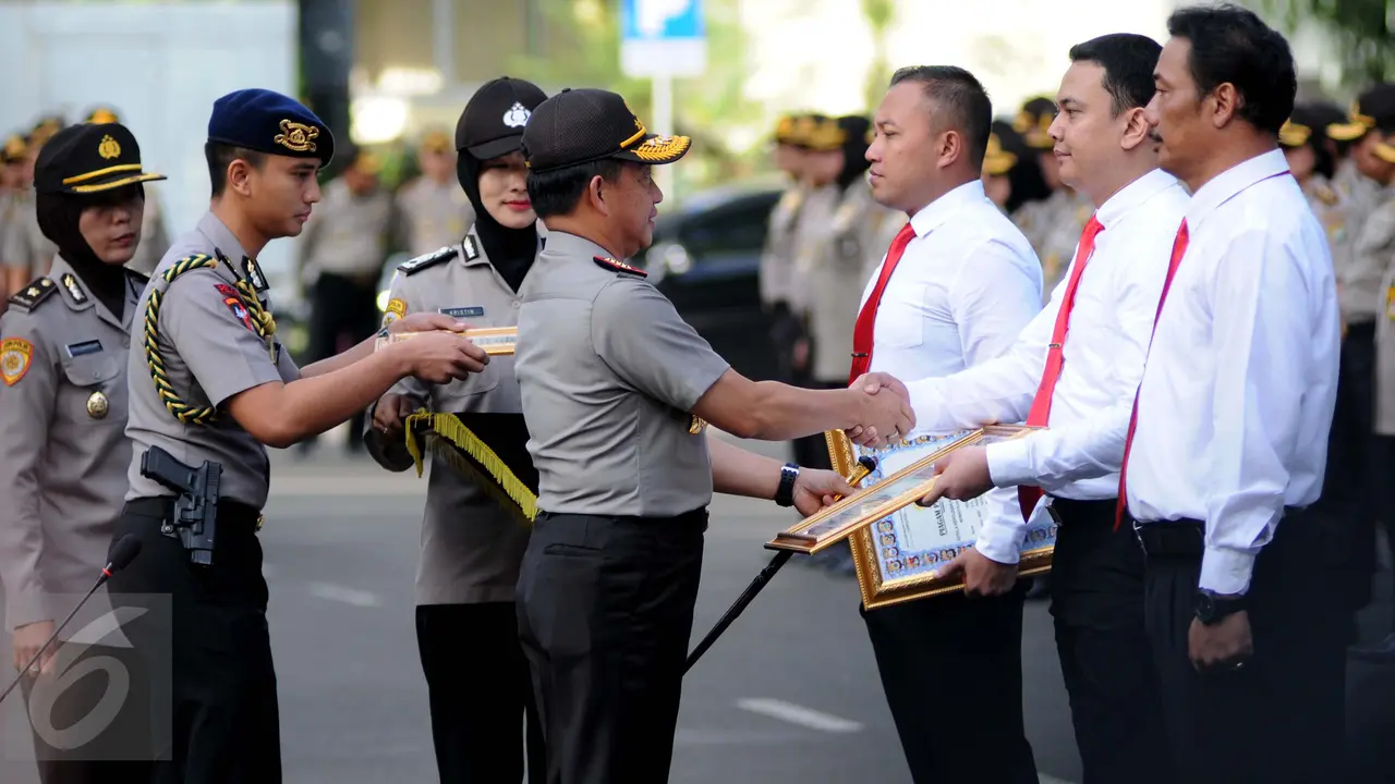 20170118- Kapolri Berikan Penghargaan untuk 87 Personel -Jakarta-Gempur M Surya