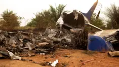 Puing pesawat penumpang Douglas DC-3 yang jatuh di provinsi dataran Kolombia, Meta, San Martin, Kolombia (9/3). Sebanyak 12 penumpang di dalamnya tewas termasuk seorang walikota beserta keluarganya. (Reuters/Santiago Molina)