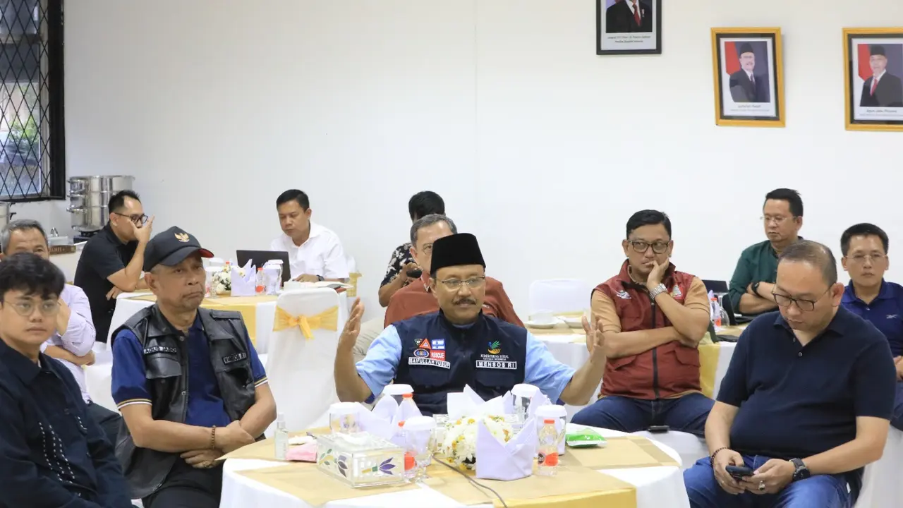 Menteri Sosial Saifullah Yusuf (Mensos Gus Ipul) menggelar rapat evaluasi dan memeriksa berjalannya Sekolah Rakyat, Minggu (26/7/2025).