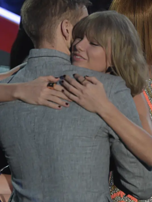Jalinan kasih asmara Taylor Swift (25) dan Calvin Haris resmi berakhir. Kisah asmara selama 15 bulan itu, merupakan paling lama dibanding kekasih sebelumnya. Calvin resmi memutuskan Taylor yang dianggapnya seperti teman biasa. (Istimewa)
