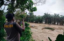 Jembatan Darurat di Agam Hanyut Diterjang Luapan Sungai Batang Nanggang