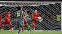 Pemain Persebaya Surabaya, Kasim Botan melepaskan tendangan di muka gawang Persija Jakarta pada laga lanjutan pekan ke-5 BRI Liga 1 2023/2024 antara Persija Jakarta melawan Persebaya Surabaya di Stadion Utama Gelora Bung Karno (SUGBK), Senayan, Jakarta, Minggu (30/7/2023). (Bola.com/Ikhwan Yanuar)