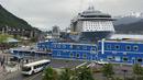 Kapal pesiar terparkir di dekat pusat kota Juneau, pada 7 Juni 2023, di sepanjang Selat Gastineau, di Alaska. (AP Photo/Becky Bohrer)
