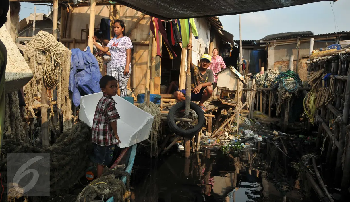 Warga tampak bersantai di rumahnya di Kampung Dadap, Tangerang, Rabu (18/5). Rencananya, Pemerintah Kabupaten Tangerang akan melakukan penertiban kawasan tersebut pada akhir Mei 2016. (Liputan6.com/Gempur M Surya)