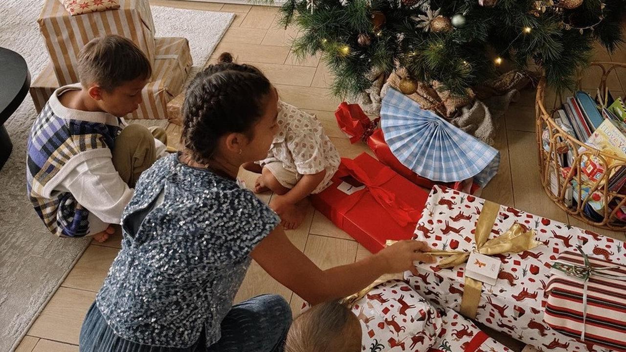 Penuh Antusias Saat Membuka Kado