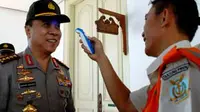Kapolri Bambang Hendarso Danuri diperiksa suhu tubuh oleh petugas dari Depkes sebelum masuk area Istana Kepresidenan, Jakarta. Pemeriksaan diberlakukan kepada semua pejabat tanpa terkecuali.(Antara)