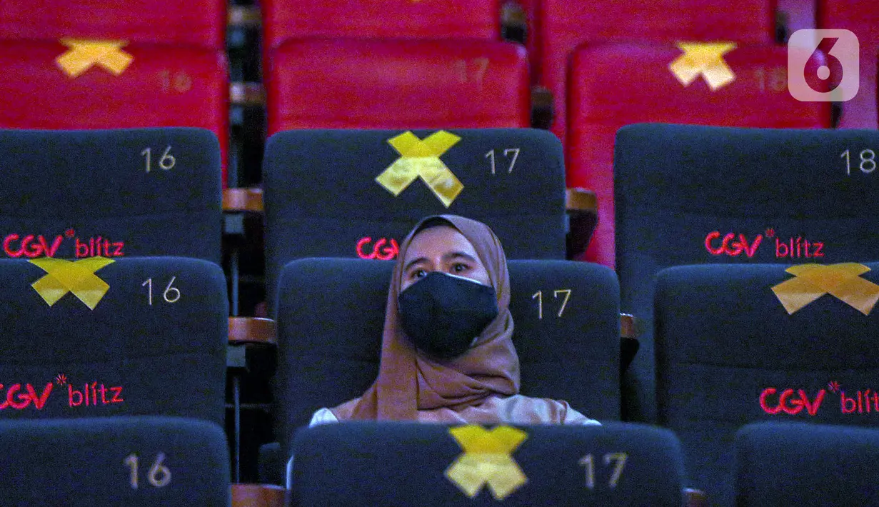 Penonton menyaksikan film di Studio 1 CGV Blitz Bella Terra, Pulomas, Jakarta, Rabu (10/2/2021). CGV Indonesia menawarkan layanan sewa studio bioskop untuk menikmati seni dan budaya secara ekslusif tanpa kehadiran orang asing. (Liputan6.com/Johan Tallo)