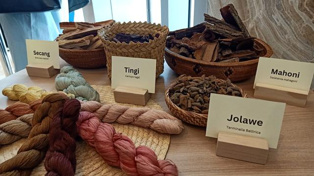 TobaTenun Perdana Tampil di JFW 2024, Bawa Ulos Bermakna Apresiasi Tradisi Agraris Masyarakat Batak Karo